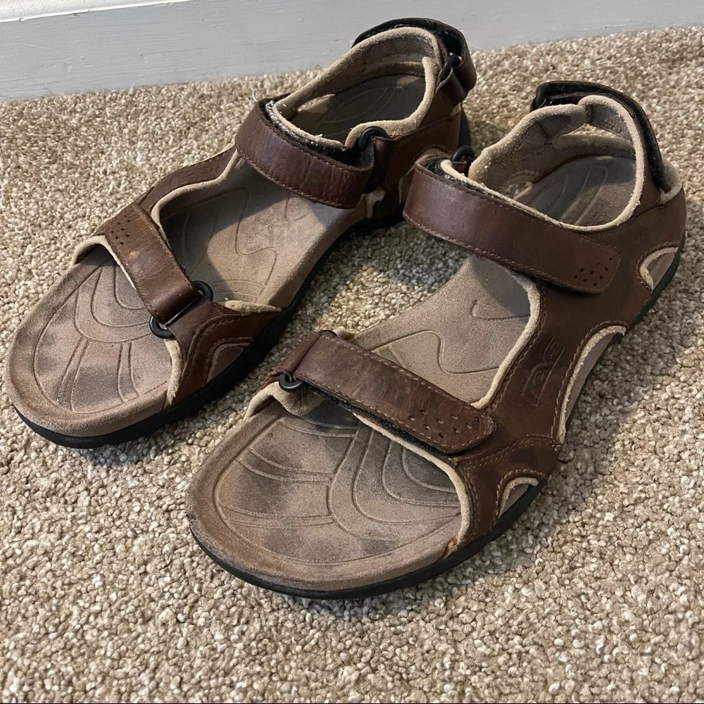 Teva strap sandals size possible 12 but heel to to measure 13.5 from bottom